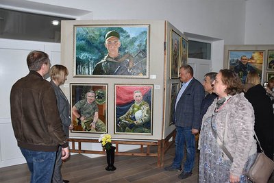 У Старокостянтинові на Хмельниччині триває виставка портретів загиблих захисників У Старокостянтинові на Хмельниччині триває виставка портретів загиблих захисників