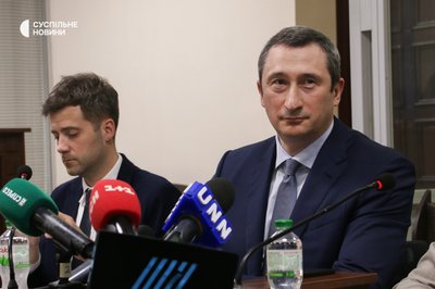 Колишній віцепрем’єр-міністр та міністр національної єдності Олексій Чернишов з адвокатами під час засідання Вищого антикорупційного суду у Києві, 27 червня 2025 року Колишній віцепрем’єр-міністр та міністр національної єдності Олексій Чернишов з адвокатами під час засідання Вищого антикорупційного суду у Києві, 27 червня 2025 року