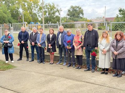 На Одещині відкрили меморіальну дошку загиблому військовому Олександру Тарахтієнку На Одещині відкрили меморіальну дошку загиблому військовому Олександру Тарахтієнку