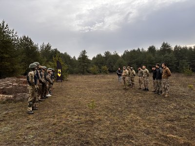 Hardcore-вишкіл на Полтавщині: як інструктори “Азову” готували цивільних у непростих умовах Hardcore-вишкіл на Полтавщині: як інструктори “Азову” готували цивільних у непростих умовах