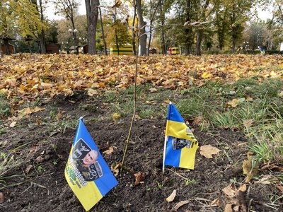 У Полтаві висадили дубову алею в пам'ять про полеглих захисників України У Полтаві висадили дубову алею в пам'ять про полеглих захисників України