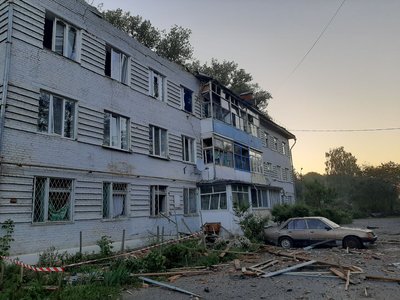 У більшості квартир пошкодженого будинку вибиті вікна У більшості квартир пошкодженого будинку вибиті вікна