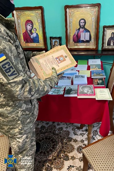 Проросійська література, мільйони готівки та громадяни РФ: що виявила СБУ у приміщеннях УПЦ (МП) Проросійська література, мільйони готівки та громадяни РФ: що виявила СБУ у приміщеннях УПЦ (МП)