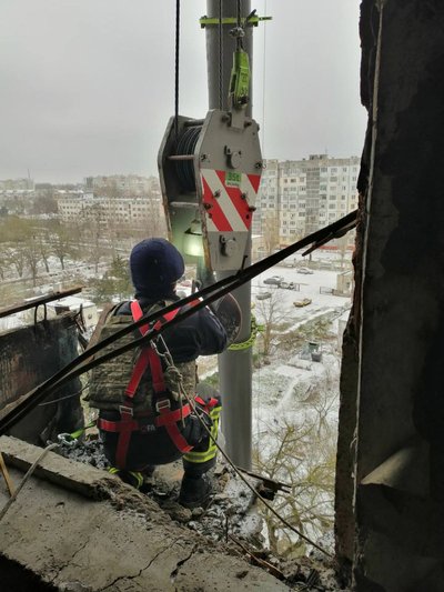 Виконував роботи на висоті: як рятувальник з Чернівців допомагав колегам на Херсонщині Виконував роботи на висоті: як рятувальник з Чернівців допомагав колегам на Херсонщині