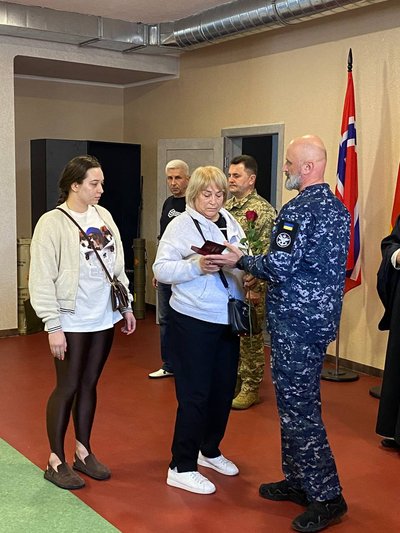 В Одесі родинам загиблих морпіхів вручили державні нагороди В Одесі родинам загиблих морпіхів вручили державні нагороди