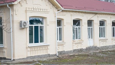 "У погріб побігла сонна". Очевидці обстрілу лікарні в Краснопіллі розповіли про наслідки атаки "У погріб побігла сонна". Очевидці обстрілу лікарні в Краснопіллі розповіли про наслідки атаки