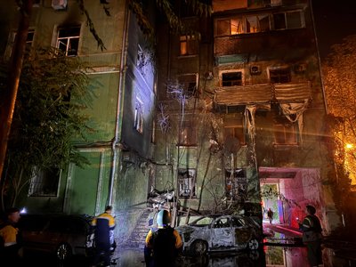 Війська РФ атакували Дніпро: сталася пожежа у багатоповерхівці, є поранені, врятовано шістьох людей Війська РФ атакували Дніпро: сталася пожежа у багатоповерхівці, є поранені, врятовано шістьох людей