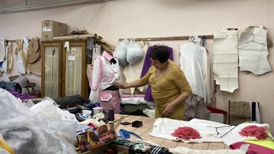 Кравчині працюють над костюмами для опери "Енеїда" у ХНАТОБі Кравчині працюють над костюмами для опери "Енеїда" у ХНАТОБі