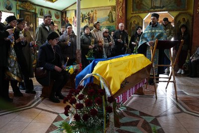 "Навіть не могли уявити, що це нас торкнеться": у Сумах попрощалися із загиблим прикордонником Леонідом Бондарєвим "Навіть не могли уявити, що це нас торкнеться": у Сумах попрощалися із загиблим прикордонником Леонідом Бондарєвим