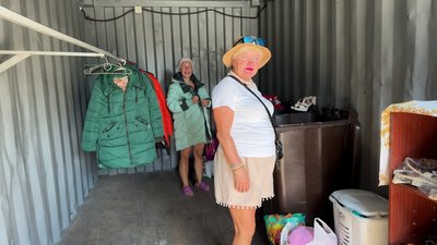 Люди прийшли обрати речі у центрі відходів Люди прийшли обрати речі у центрі відходів