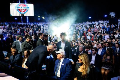 Трамп влаштував приватний турнір UFC на південному газоні Білого дому Трамп влаштував приватний турнір UFC на південному газоні Білого дому