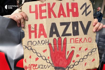 "Вони чекають щомити на волю": у Києві відбулася акція "Не мовчи, полон вбиває" "Вони чекають щомити на волю": у Києві відбулася акція "Не мовчи, полон вбиває"