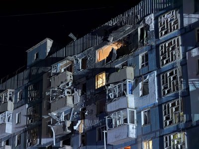 Війська РФ вдарили по Дніпру: пошкоджена багатоповерхівка Війська РФ вдарили по Дніпру: пошкоджена багатоповерхівка