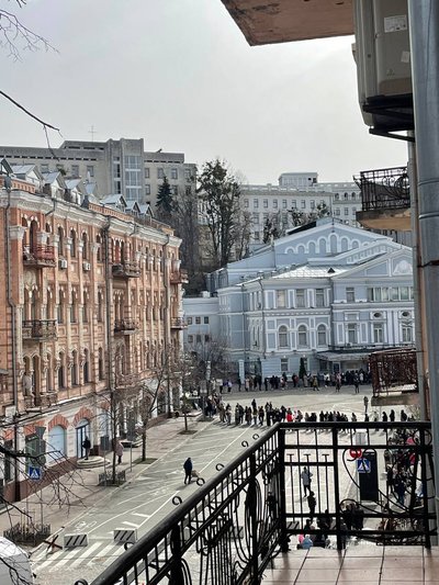 Кияни вишикувались у довгу чергу, щоб купити квитки на додатковий показ "Конотопської відьми" Кияни вишикувались у довгу чергу, щоб купити квитки на додатковий показ "Конотопської відьми"