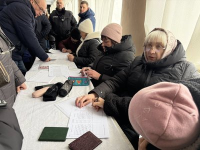 Реєстрація на зборах за перехід від УПЦ до ПЦУ у селі Комарів на Буковині, 25 січня 2026 року Реєстрація на зборах за перехід від УПЦ до ПЦУ у селі Комарів на Буковині, 25 січня 2026 року