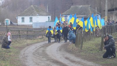На Чернігівщині попрощалися з загиблими бійцями: Ігорем Гришком, Владиславом Прихідьком та Романом Охріменком На Чернігівщині попрощалися з загиблими бійцями: Ігорем Гришком, Владиславом Прихідьком та Романом Охріменком