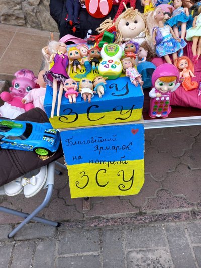 На Львівщині 9-річна дівчинка продала свої іграшки, аби допомогти ЗСУ На Львівщині 9-річна дівчинка продала свої іграшки, аби допомогти ЗСУ