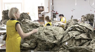 На переміщеному підприємстві шиють форму для українських захисників