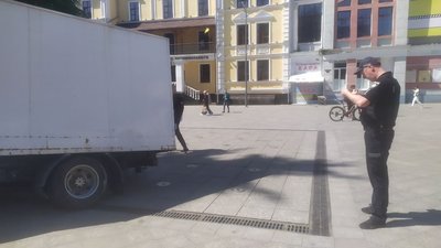 В центрі Житомира вантажівка проломила плити на пішохідному фонтані: що сталося