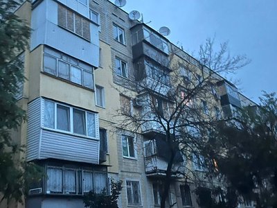 Через обстріл Нікопольщини поранено чоловіка, пошкоджені авто і багатоповерхівка Через обстріл Нікопольщини поранено чоловіка, пошкоджені авто і багатоповерхівка