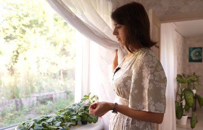 Фіалка за донат: черкащанка продає квіти задля підтримки ЗСУ Фіалка за донат: черкащанка продає квіти задля підтримки ЗСУ