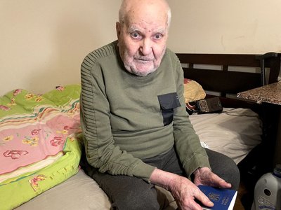 104-річний миколаївець вперше отримав закордонний паспорт, щоб полетіти до рідних 104-річний миколаївець вперше отримав закордонний паспорт, щоб полетіти до рідних
