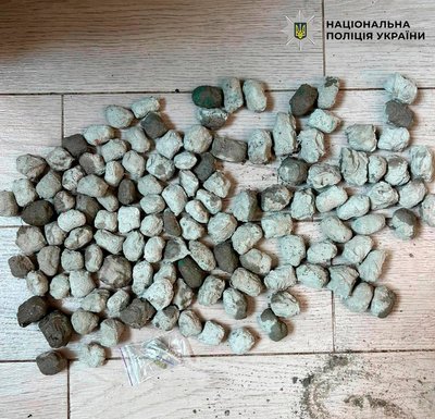 У Києві затримали двох молодиків за підозрою у наркоторгівлі У Києві затримали двох молодиків за підозрою у наркоторгівлі