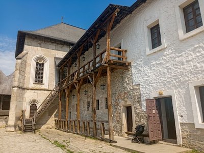 Дерев'яна галерея зі сходами у Хотинській фортеці, які планують реставрувати Дерев'яна галерея зі сходами у Хотинській фортеці, які планують реставрувати