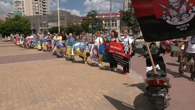 "Дати людям надію": волонтер "дядя Гріша" долучився до акції на підтримку полонених у Хмельницькому "Дати людям надію": волонтер "дядя Гріша" долучився до акції на підтримку полонених у Хмельницькому