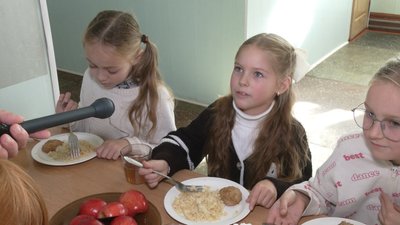 Учні початкових класів почали безплатно їсти у 50 громадах Рівненської області Учні початкових класів почали безплатно їсти у 50 громадах Рівненської області