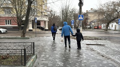 Травми через ожеледицю: як три дні слизьких доріг відчули на собі миколаївці Травми через ожеледицю: як три дні слизьких доріг відчули на собі миколаївці