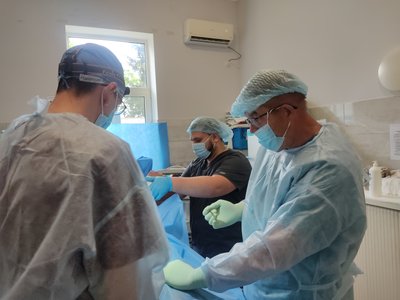 Під час зйомки Василя викликали в операційну, де він працював разом із бригадою лікарів Під час зйомки Василя викликали в операційну, де він працював разом із бригадою лікарів