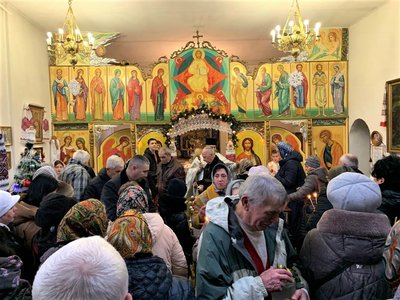 Більше сотні вірян прийшли освятити воду до Святотроїцької православної церкви в Ужгороді Більше сотні вірян прийшли освятити воду до Святотроїцької православної церкви в Ужгороді