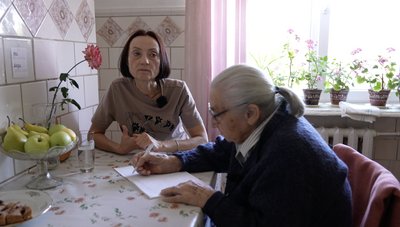 «Інколи це виснажує»: історія черкащанки, яка три роки доглядає маму з деменцією