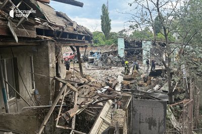 "Ми цілі дивом": мешканці будинку в Одесі розповіли про влучання російського дрона