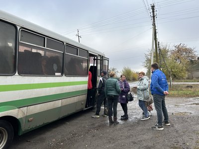 Їздять за ліками та продуктами: як курсує соціальний автобус у віддалених прифронтових селах Синельниківщини Їздять за ліками та продуктами: як курсує соціальний автобус у віддалених прифронтових селах Синельниківщини