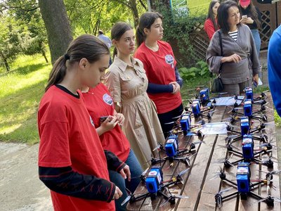 У Мукачеві школярі купили 11 fpv-дронів для ЗСУ У Мукачеві школярі купили 11 fpv-дронів для ЗСУ