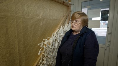 В'яжуть шкарпетки та плетуть маскувальні сітки: подружжя з Чернігівщини, яке втратило будинок, допомагає військовим В'яжуть шкарпетки та плетуть маскувальні сітки: подружжя з Чернігівщини, яке втратило будинок, допомагає військовим