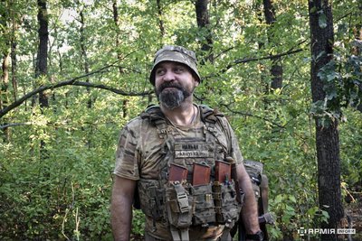 Як боєць волинської бригади розпізнає дрони по звуку і прикриває автоматом артилеристів Як боєць волинської бригади розпізнає дрони по звуку і прикриває автоматом артилеристів