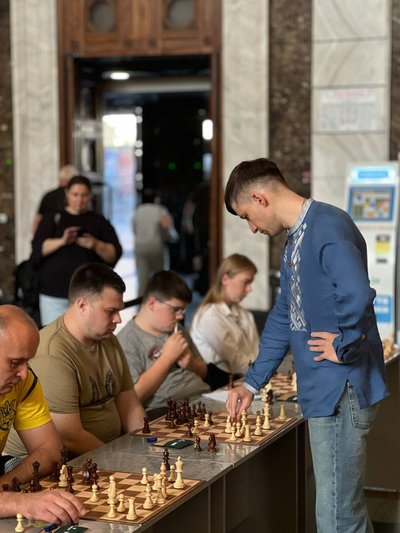 Одна із учасниць перемогла чемпіона: на київському вокзалі відбувся шаховий турнір Одна із учасниць перемогла чемпіона: на київському вокзалі відбувся шаховий турнір