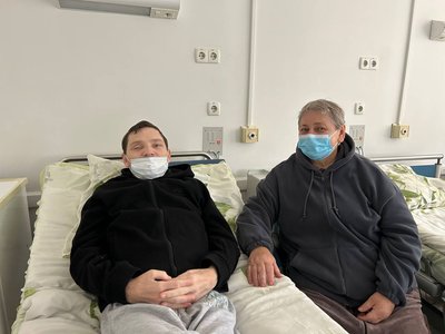 Дві родинні трансплантації нирок: пацієнтів виписали з лікарні у Житомирі