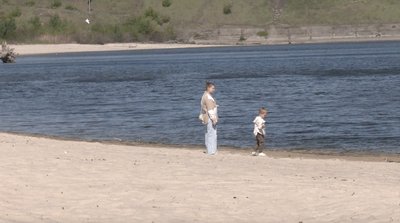 У Черкасах берег Дніпра всипаний чорними колючками У Черкасах берег Дніпра всипаний чорними колючками