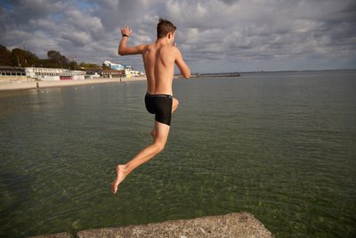 Хлопець стрибає в море з пірса в Одесі, 15 жовтня 2024 року Хлопець стрибає в море з пірса в Одесі, 15 жовтня 2024 року