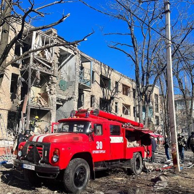 Планували два поверхи, ремонтують півтора під'їзди. У Краматорську відбудовують триповерхівку, у яку поцілила ракета Планували два поверхи, ремонтують півтора під'їзди. У Краматорську відбудовують триповерхівку, у яку поцілила ракета