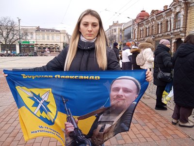 "Просимо міжнародні організації – знайдіть нам наших рідних". У Кропивницькому вийшли на акцію "Не мовчи! Полон вбиває" "Просимо міжнародні організації – знайдіть нам наших рідних". У Кропивницькому вийшли на акцію "Не мовчи! Полон вбиває"
