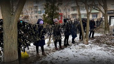 Маскувальні сітки та "кікімори" виготовляють для фронту на Чернігівщині волонтери ГО "Генерація успіху" Маскувальні сітки та "кікімори" виготовляють для фронту на Чернігівщині волонтери ГО "Генерація успіху"