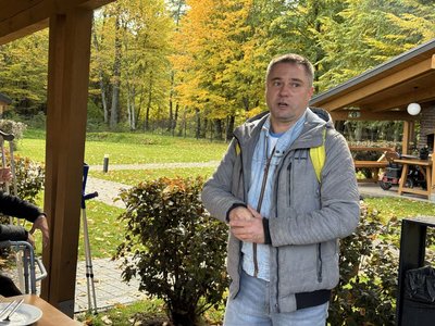 Ліс, каністерапія та поезія: як військові проходять екотерапію у Луцьку