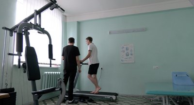 Лікар проводить реабілітацію з пацієнтом Лікар проводить реабілітацію з пацієнтом