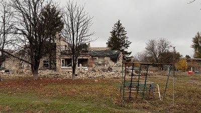 Зруйнований будинок у Пісках-Радьківських, Харківська область Зруйнований будинок у Пісках-Радьківських, Харківська область