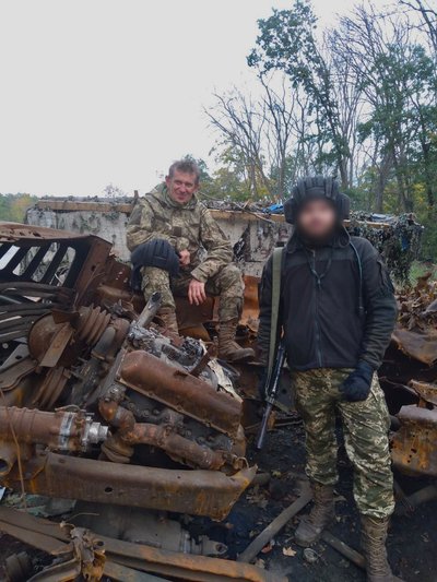 Військові біля розбитої техніки Військові біля розбитої техніки